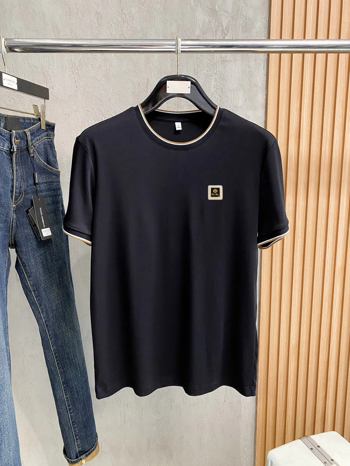 , LP 2041 New Arrival mercerized cotton men's casual bottoming short-sleeved T-shirt! Premium customized high version Fashionable Versatile Hot Sale Loose version Original imported mercerized cotton fabric Threaded cuffs. Collar hem Super soft and delicate feel Skin-friendly and comfortable to wear Premium boutique. Avant-garde style, charming and comfortable, great upper body A must-have item for men Complete with three standards Size: M-4XL